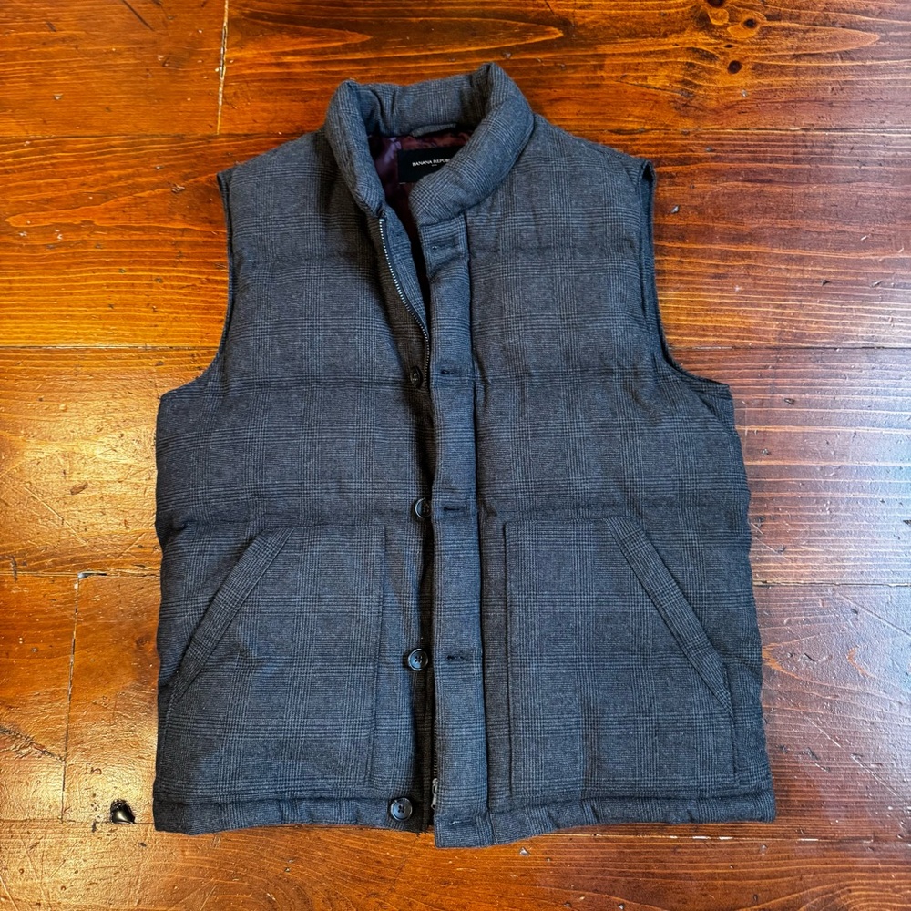Banana Republic Men's Gray Plaid‎ Puffer Vest. Size Medium